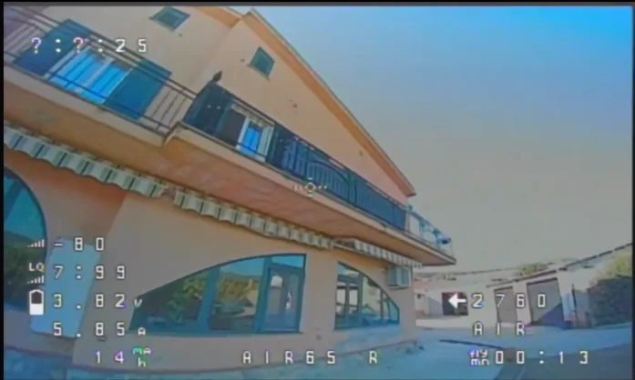 Vista dalle goggles FPV durante il collaudo, con OSD di tensione e potenza.